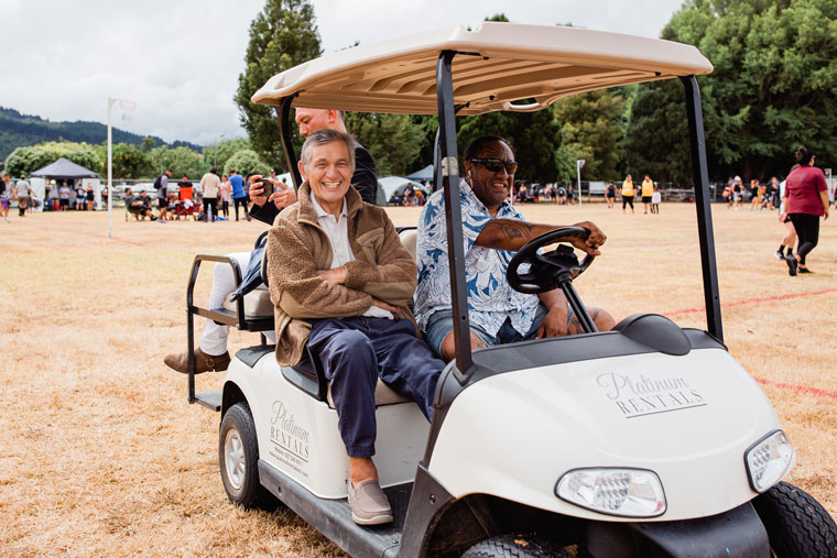 Kiingi Tuuheitia and a man on a golf cart